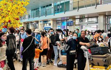 Chiều 28 Tết, hàng nghìn người xếp hàng dài làm thủ tục tại sân bay Tân Sơn Nhất