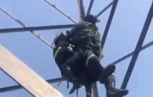 Cứu người phụ nữ 63 tuổi trèo lên cột điện cao 25m ở Hà Nội