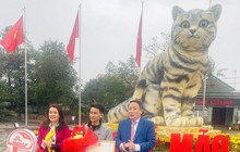 Khen thưởng nghệ nhân tạo hình linh vật "hoa hậu mèo" ở Quảng Trị