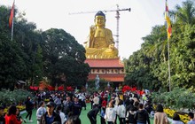 Hàng vạn người đổ về ngôi chùa có tượng Phật cao nhất Đông Nam Á đi lễ đầu năm