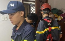Công an đu dây giải cứu bé gái mắc kẹt ở tầng 16 chung cư