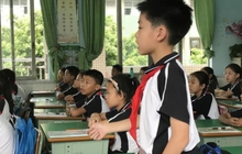Cậu bé cấp 1 viết văn kể về "người bạn cùng bàn vui tính", thầy giáo đọc xong phải bật cười, để lại lời phê cực hài hước