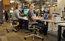 Bi hài nhân viên Facebook: Bị ép đi làm lại nhưng văn phòng không đủ chỗ, phải ngồi sàn..."họp trực tuyến"