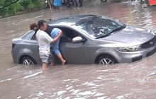 Ô tô, xe máy... "đứng hình" trong cơn mưa lớn ở Bình Dương