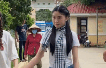 2 tiểu thư nhà MC Quyền Linh bị "team qua đường" bắt gặp: Sắc vóc ấn tượng, thái độ mới đáng bàn