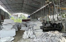 Đá lăn từ trên xe tải xuống đè 3 người đàn ông tử vong