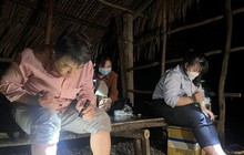 Cận cảnh nhân viên y tế lấy thân "làm mồi" nhử muỗi trong đêm
