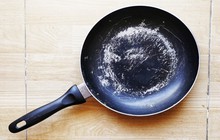 Kiểu rửa nồi, chảo chống dính vừa khiến vật dụng nhanh hỏng, vừa hại tới sức khỏe: Rất nhiều gia đình đang làm!