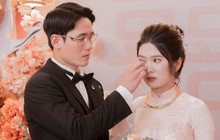 'Nam thần' U23 Việt Nam dịu dàng lau nước mắt cho vợ trong ngày ăn hỏi
