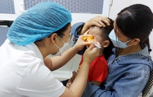 Cảnh báo biến chứng khi tự ý xông lá, đắp lá... khi trẻ bị đau mắt đỏ