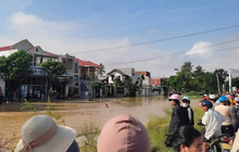 Đang chơi cùng bạn trước nhà, cháu gái 3 tuổi trượt chân xuống sông mất tích