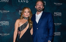Jennifer Lopez khoe vóc dáng đạt tỷ lệ vàng hiếm có ở tuổi 54
