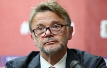 HLV Troussier khen tuyển Việt Nam, chê sân Mỹ Đình
