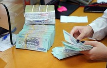 Vì sao rút tiền ngân hàng đừng rời đi ngay?