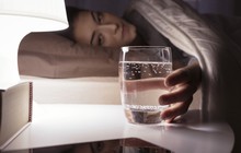 Làm 1 việc 5 phút trước khi đi ngủ có thể ngăn ngừa bệnh tim mạch, kiểm soát đường máu và tốt cho hô hấp