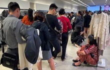 Vạ vật, xếp hàng cả tiếng đồng hồ mua đồ hiệu giảm giá Black Friday ở Hà Nội