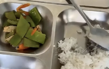 Con khoe suất ăn ở trường rất ổn, người mẹ đột xuất kiểm tra thì phát hiện sự thật đau lòng đằng sau