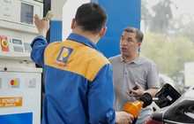 Giá xăng tăng, giảm trái chiều