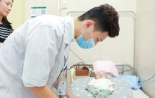 Bé sơ sinh bị muỗi đốt vào trán, 2 ngày sau phải nhập viện gấp