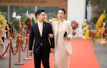 "Mẹ bỉm" Đỗ Mỹ Linh khoe dáng bên cạnh chồng thiếu gia, nhìn ánh mắt là biết say đắm vợ thế nào
