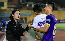 Vợ Hùng Dũng lộ nhan sắc xinh đẹp, bế con đến sân trong ngày Hùng Dũng gia hạn hợp đồng với CLB Hà Nội