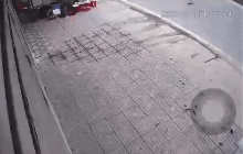 Một cảnh sát giao thông bị nam thanh niên lao xe máy vào người khi kiểm tra nồng độ cồn