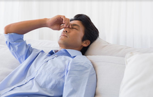 Ù tai đến mất ngủ cả tháng, nam thanh niên ngỡ ngàng nhận kết quả chẩn đoán, hóa ra do thói xấu nhiều người mắc