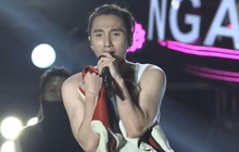 Khéo léo như Sơn Tùng: Cởi áo tặng fan nhưng nhăn mặt hẹn lần sau vì một lý do