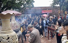 Hàng ngàn người dân đổ về đền Trần trước giờ khai ấn