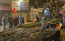 Hà Nội: Băng qua đường tàu không quan sát, xe máy bị hất văng gần 10m