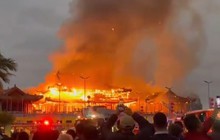 Ngôi chùa ở Úc chìm trong "biển lửa", khói đen bốc cuồn cuộn