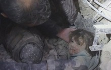 Khoảnh khắc người bố ôm con khỏi đống đổ nát trong thảm họa động đất ở Syria