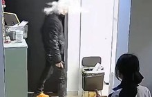 Camera ghi lại hành vi "bất thường" của gã hàng xóm khi con gái ở nhà một mình, mẹ gọi công an cầu cứu