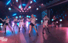 TWICE khoe nhan sắc nổi bật trên truyền hình Mỹ, 1 thành viên gây tranh cãi với giọng hát live?