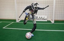 Nhóm sinh viên phát triển robot hình người có kỹ năng đá bóng "giỏi hơn cả Messi", sẽ đi đá giải ở Pháp thời gian tới