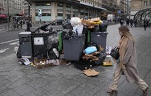 Sốc với loạt ảnh tại "kinh đô ánh sáng" Paris: 10.000 tấn rác chồng chất như núi, vẻ hoa lệ ngày nào bị xóa nhòa bởi mùi hôi thối