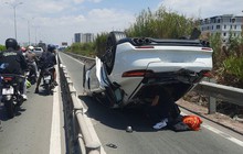 TP.HCM: Xe Porsche tông 2 xe máy rồi lật ngửa, 2 mẹ con bị thương