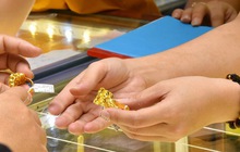 Giá vàng hôm nay 21/3: Tăng sốc rồi giảm mạnh