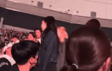 Clip: Jennie lướt qua V tại concert Harry Styles, biểu cảm đàng trai khiến netizen bùng nổ tranh cãi "có hẹn hò thật không?"
