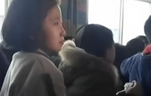 Bố mẹ ly hôn, bé gái rơm rớm nước mắt ngồi một mình trong ngày họp phụ huynh: "Trẻ con luôn nhận nhiều tổn thương nhất"