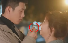 Quy Lộ: Hé lộ cảnh hôn môi trao nhẫn của Đàm Tùng Vận - Tỉnh Bách Nhiên, tình thế này bảo sao không gây sốt