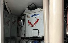 Xe container lao vào 3 nhà dân ở TP.HCM, nhiều mảng tường bị đổ sập