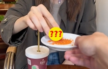 Loại quả đang chín rộ khắp miền Bắc nhìn y như cà chua khiến cô gái Tây nhăn nhó khi ăn thử