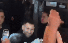 Bị hàng trăm fan vây kín, Messi có quyết định khiến tất cả nể phục