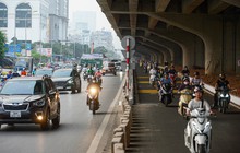 Dân phá trụ bê tông, mở lối đi vào làn mở rộng trên tuyến đường dày đặc lô cốt