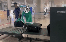 Vì sao máy quét tại sân bay đôi lúc không phát hiện ra ma túy và đồ vật cấm, bị cả bánh trung thu "đánh lừa"?