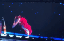 Taylor Swift "bơi lội" trên sân khấu đầy ảo diệu