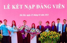 Hai nữ sinh trường Ams đạt thành tích xuất sắc được kết nạp Đảng