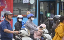 Hà Nội chuyển lạnh, người dân co ro khi ra đường
