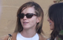 Emma Watson để mặt mộc xinh đẹp đi chơi cùng bạn bè